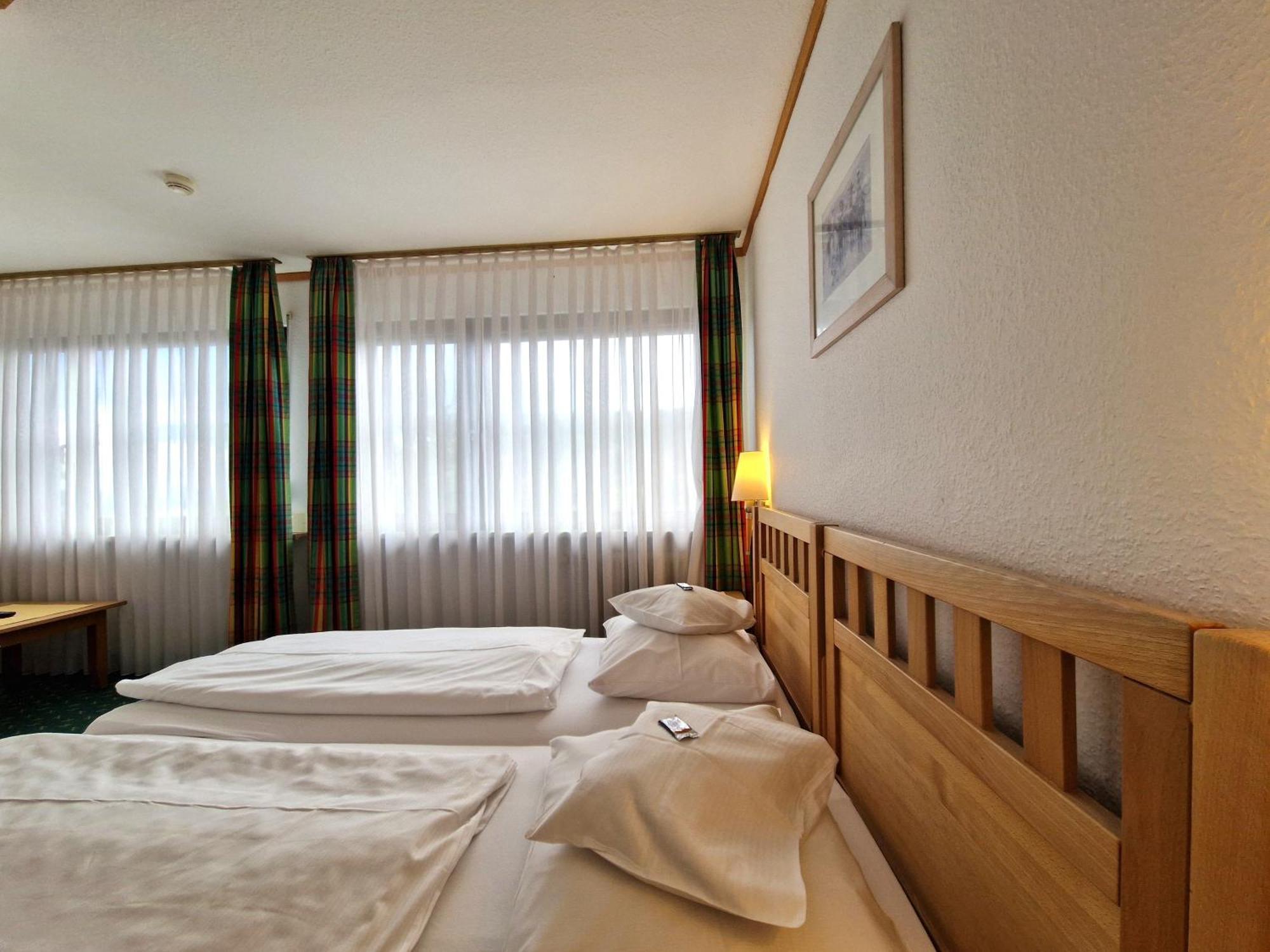 Badhotel Restaurant Stauferland Bad Boll Esterno foto