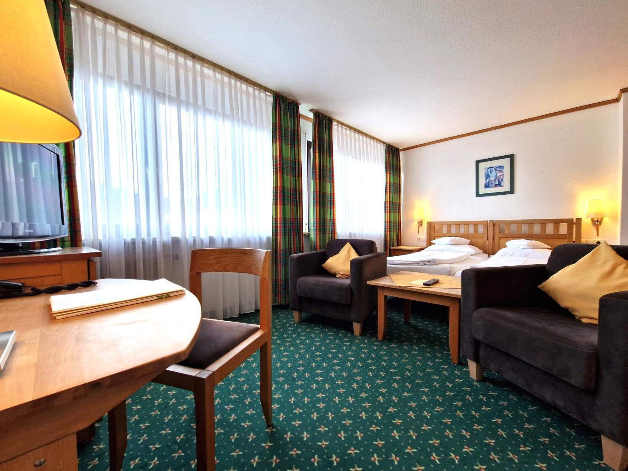 Badhotel Restaurant Stauferland Bad Boll Esterno foto