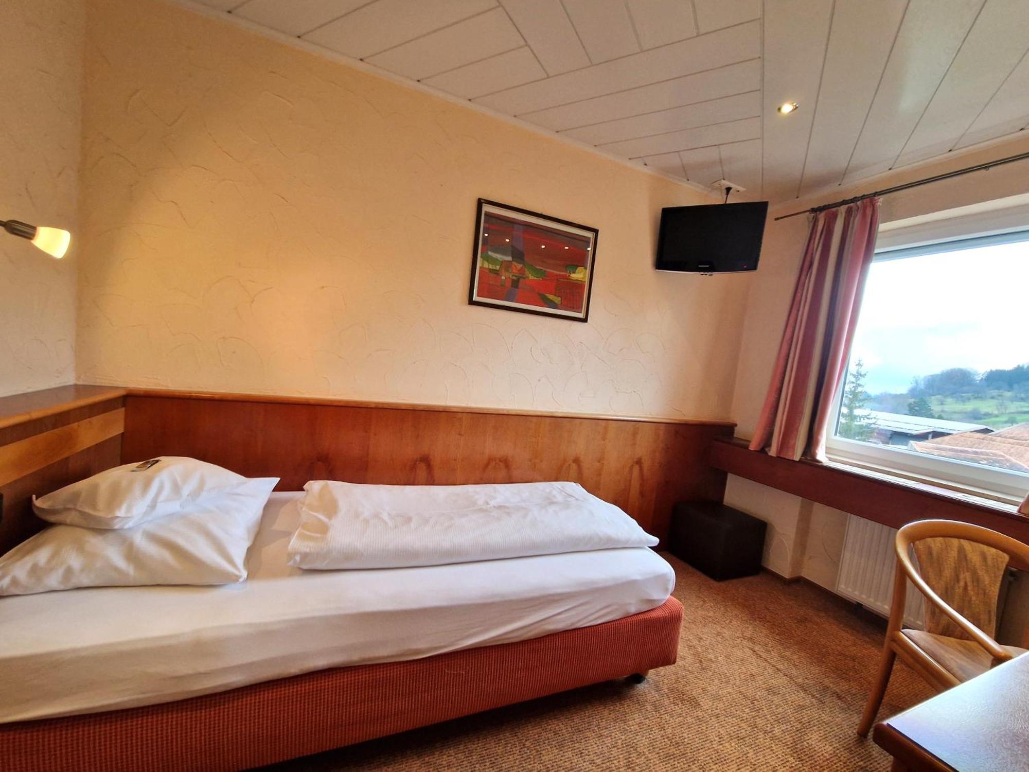 Badhotel Restaurant Stauferland Bad Boll Esterno foto